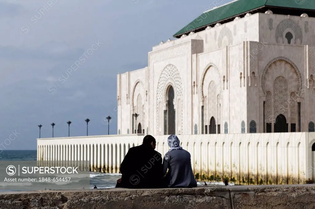 Local couple in front of the Hassan II Mosque, Casablanca, Grand Casablanca, Morocco, Maghreb, Africa