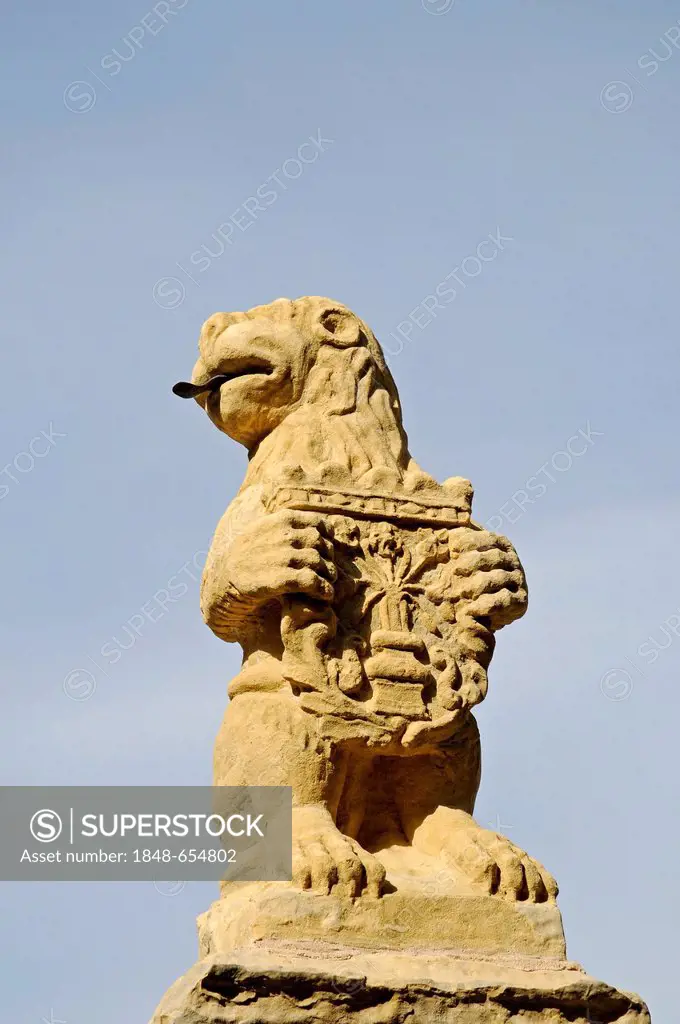Lion, heraldic animal, sculpture, cathedral, Segovia, Castile and León, Spain, Europe, PublicGround