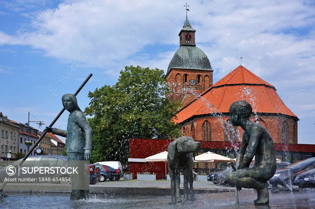 Market square with St. Mary's Church, originally a brick building from the 13th Century, tower renovation in 1819, fountain of 2007 with Amber Fisherm...