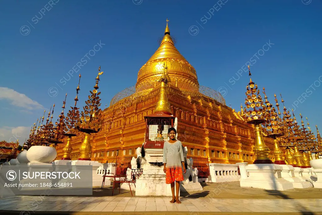 Girl in front of the Shwezigon Pagoda, Bagan, Myanmar, Burma, Southeast Asia, Asia