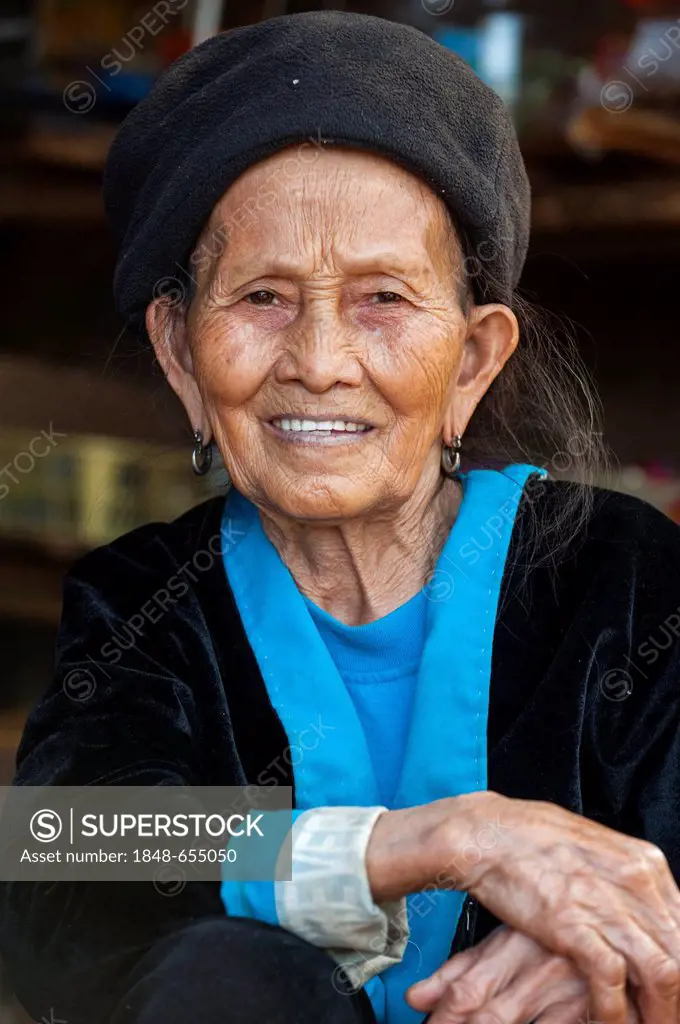 Smiling elderly woman from the Hmong hill tribe, ethnic minority from East Asia, portrait, Northern Thailand, Thailand, Asia
