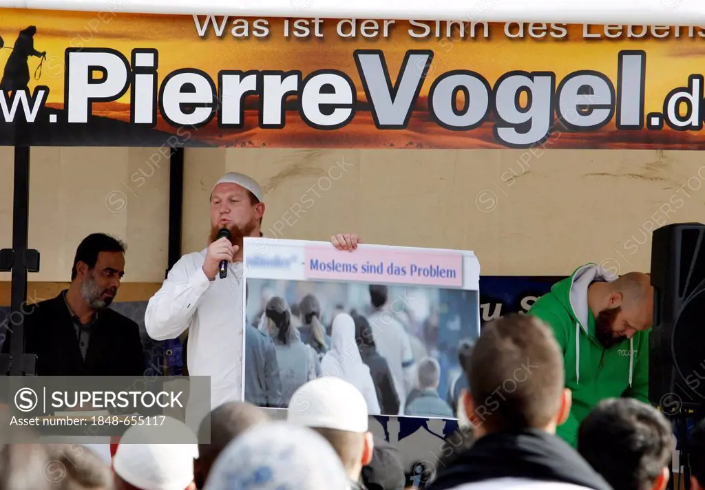 Preacher Pierre Vogel at the 1. Islamischer Friedenskongress rally of the Salafi movement, comparing the persecution of Jews by the Nazis with smear c...