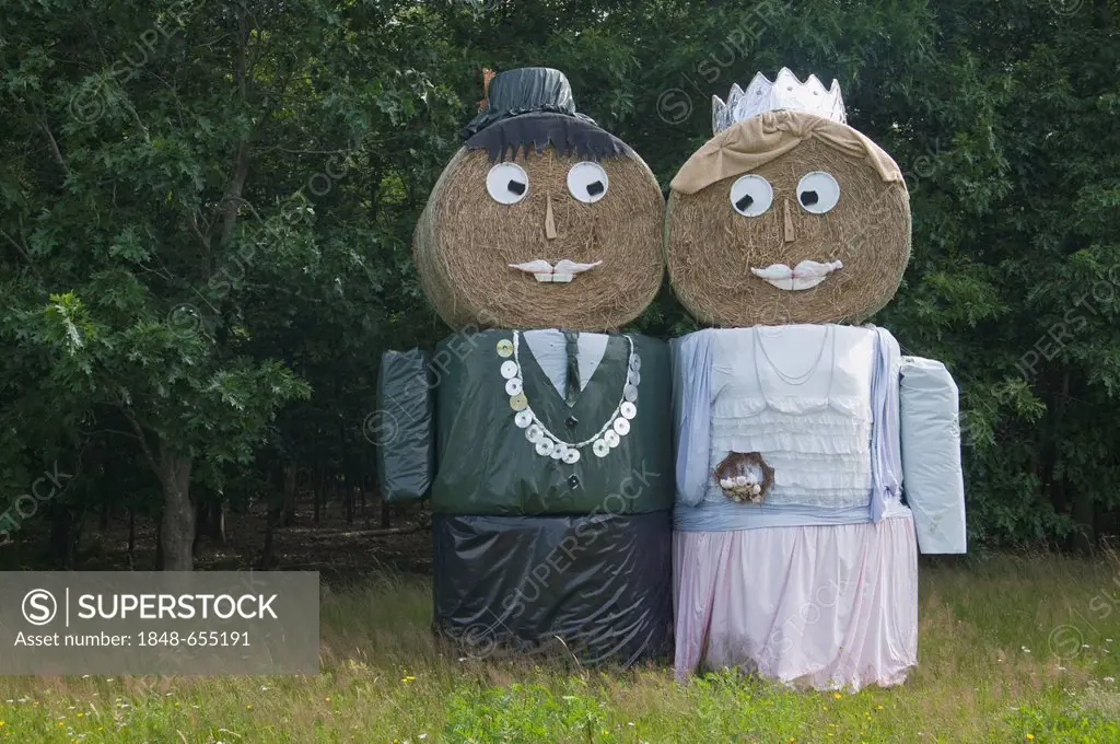 King and queen of marksmen, couple made of straw bales, Wesuwe, Emsland region, Lower Saxony, Germany, Europe