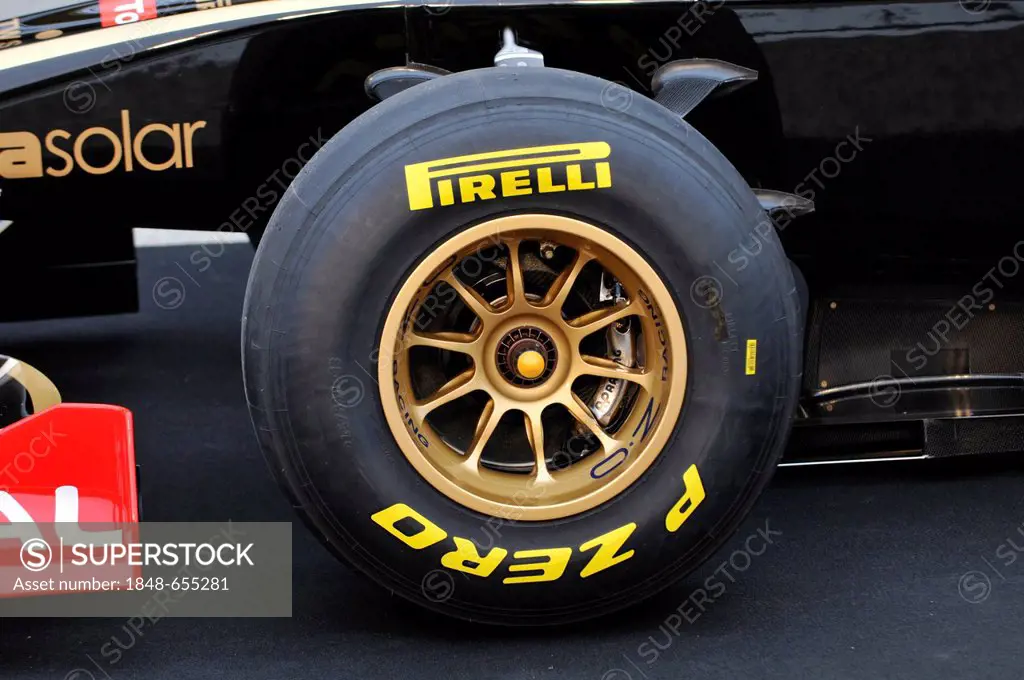 Pirelli tyres on a Renault R31 on the Circuit Ricardo Tormo in Valencia, Spanien on 31.1.2011