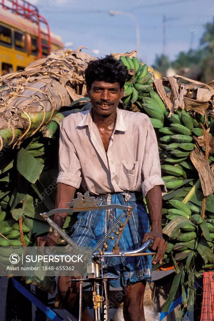 Rickshaw driver transporting bananas, Kumbakonam, Tamil Nadu, South India, India, Asia