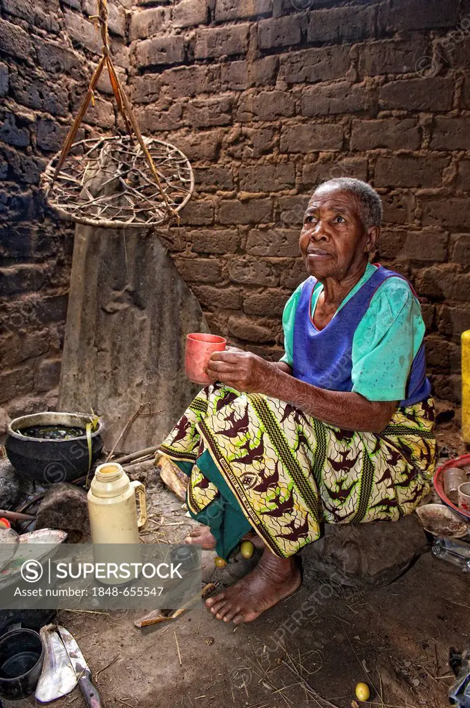 Old woman in her kitchen, near Bukoba, Tanzania, Africa