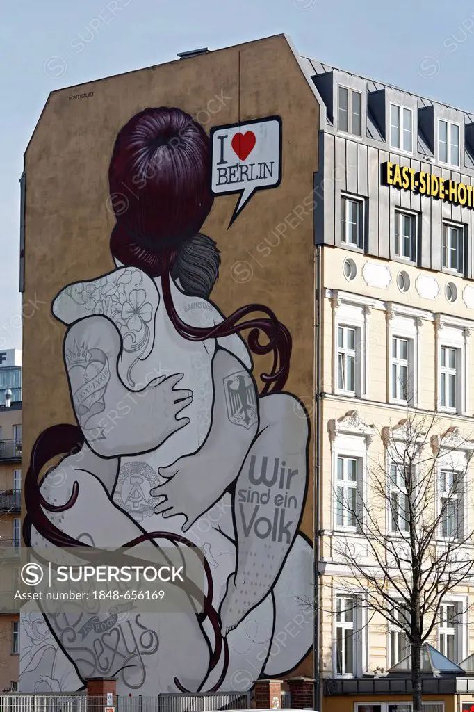 Embracing couple, monumental mural, Jugendhotel at the East Side Gallery, Berlin-Friedrichshain, Germany, Europe