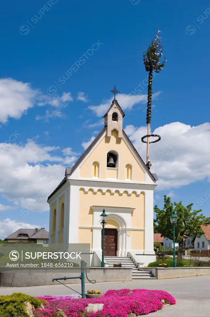 Chapel beside a maypole, Leiding, Bucklige Welt, Lower Austria, Austria, Europe