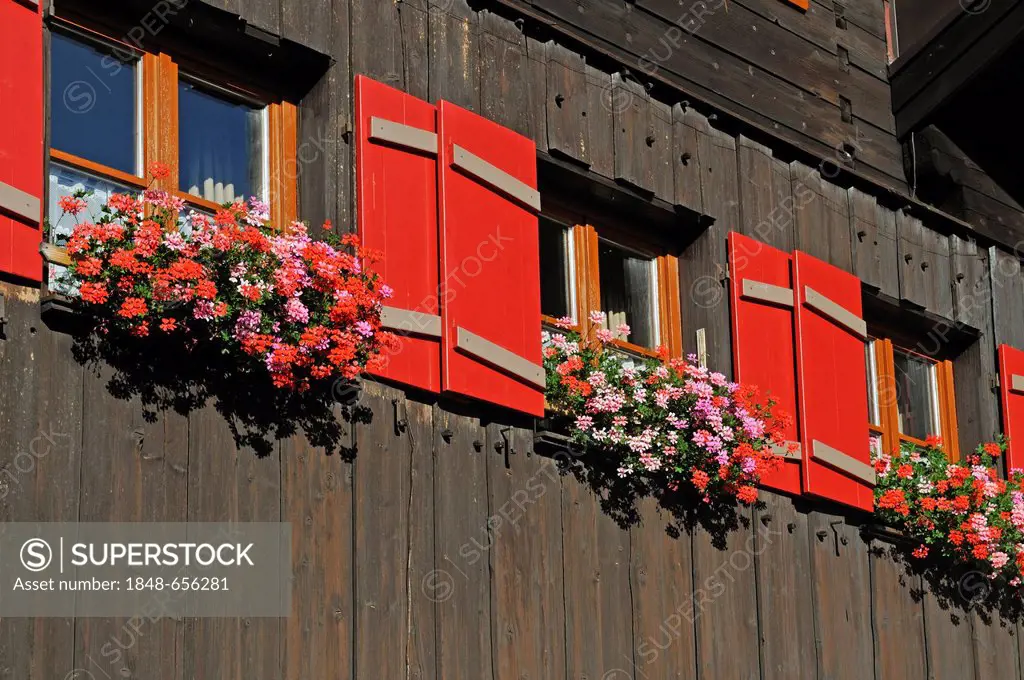 Farm house with geraniums, Reit im Winkl, Chiemgau, Upper Bavaria, Bavaria, Germany, Europe