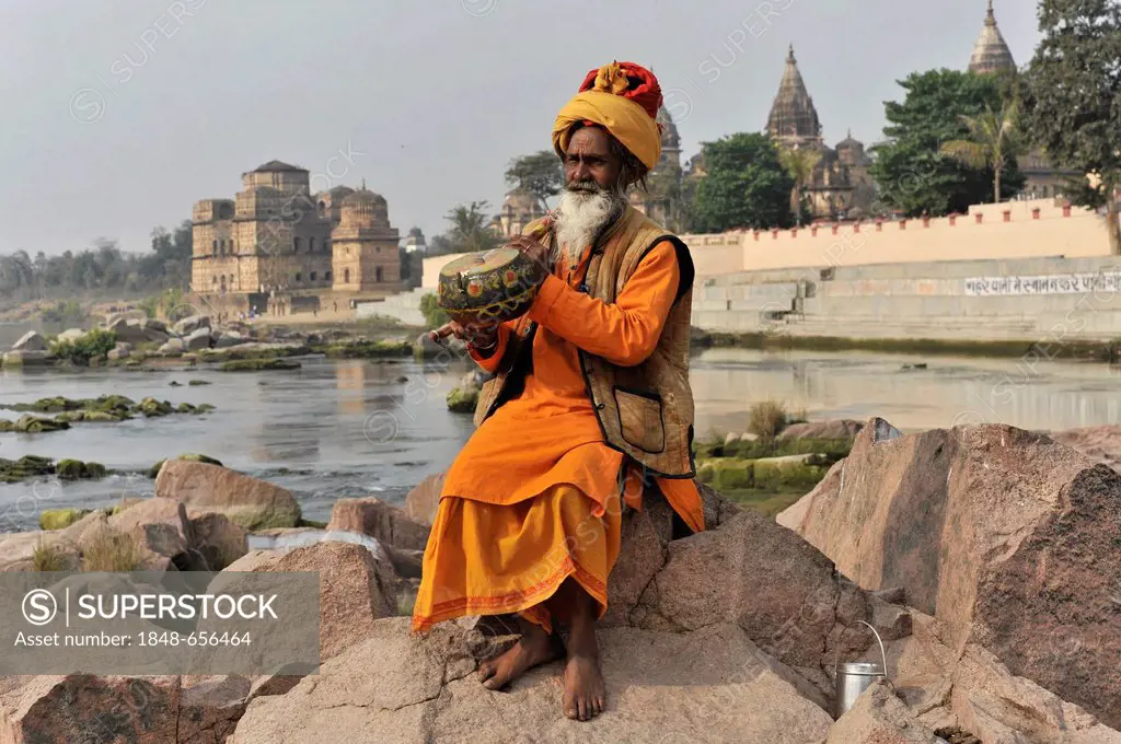 Sadhu or holy man with musical instrument, Orchha, Madhya Pradesh, North India, India, Asia