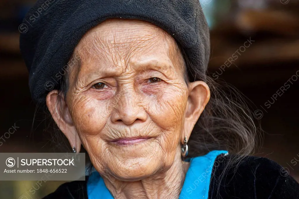 Elderly woman from the Black Hmong hill tribe, ethnic minority from East Asia, portrait, Northern Thailand, Thailand, Asia