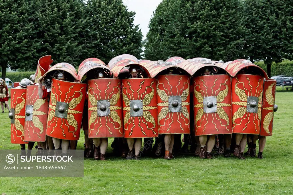 Roman legionaries attacking, turtle formation, Roman Festival, Archaeological Park Xanten, Lower Rhine region, North Rhine-Westphalia, Germany, Europe