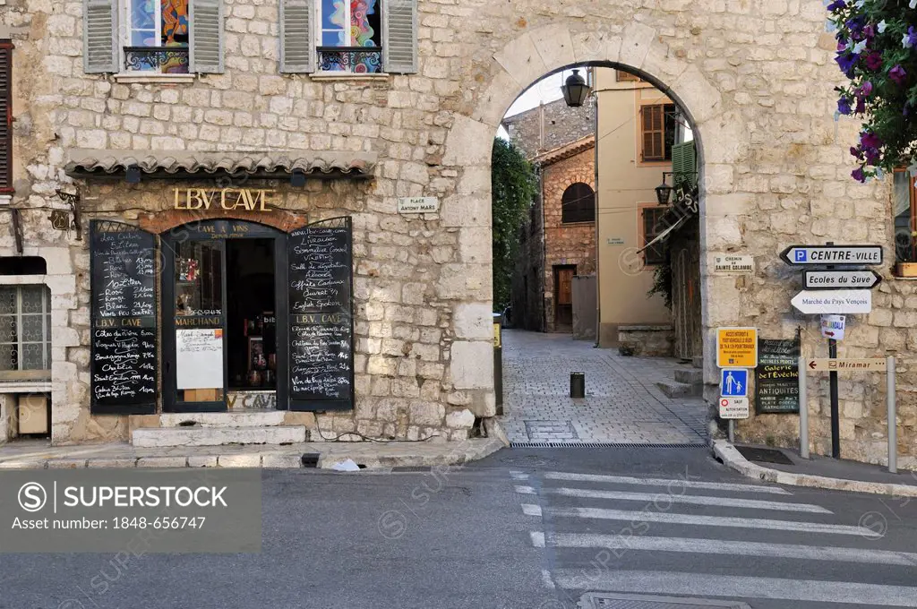 Streetscape in the historic district of Vence, Cote d'Azur, Département Alpes Maritimes, Provence-Alpes-Côte dAzur, France, Europe