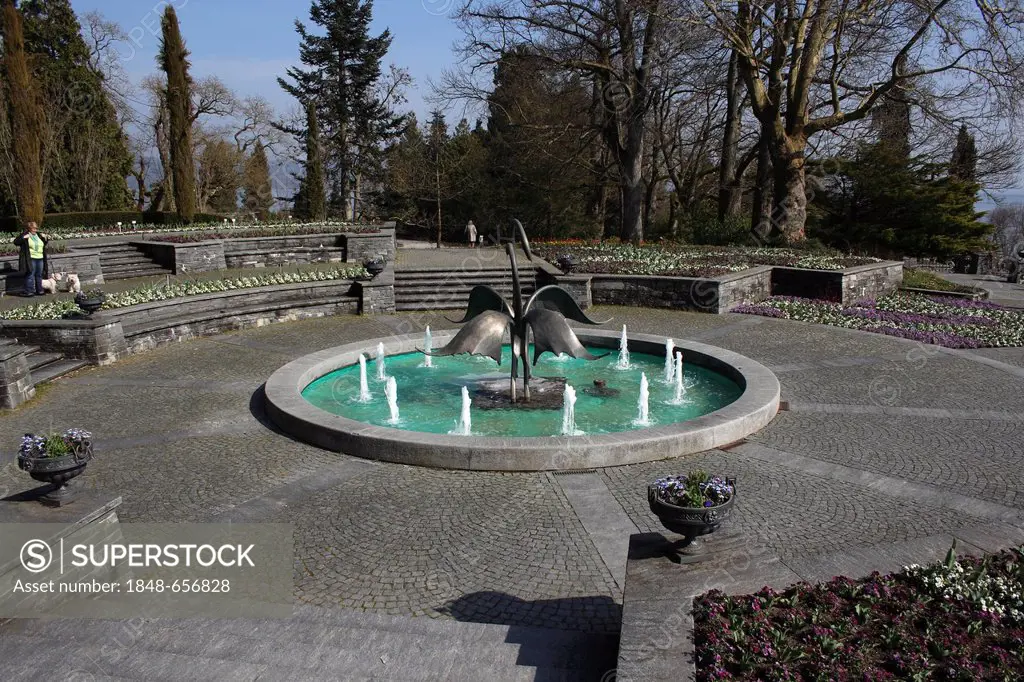 Bird fountain in front of the Schlossplatz palace square, Mainau Island, Lake Constance, Baden-Wuerttemberg, Germany, Europe