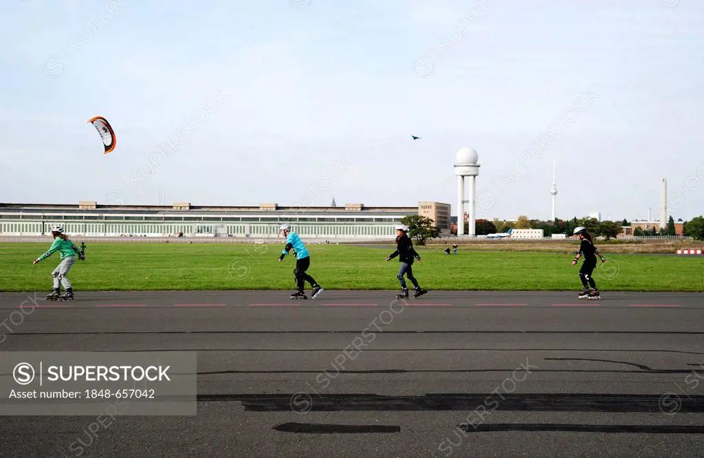 Inline skaters and kite skating on the grounds of the former Tempelhof Airport, Berlin, Germany, Europe