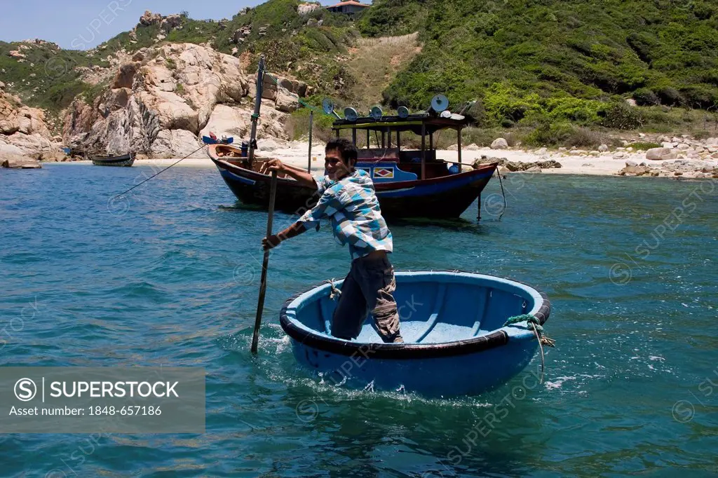 Vietnamese fisherman in his floating basket, Vinh Hy, Vietnam, Asia
