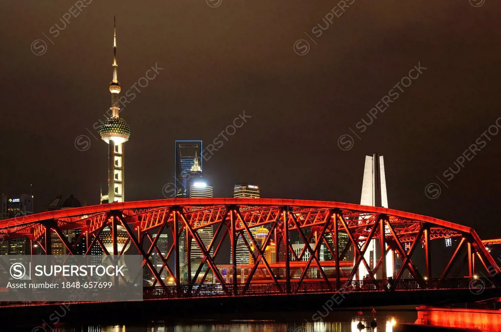 Waibaidu Bridge, Oriental Pearl Tower, skyline on the Bund promenade, Huangpu River, Shanghai, China, Asia