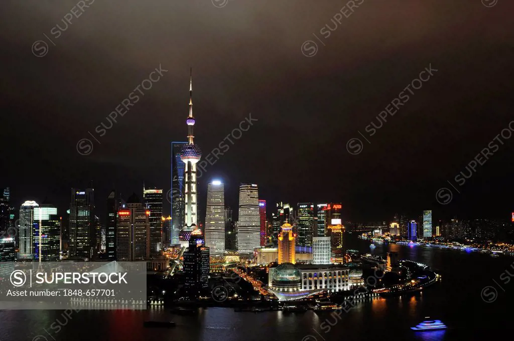 Oriental Pearl Tower, skyline on the Bund promenade, Huangpu River, Shanghai, China, Asia
