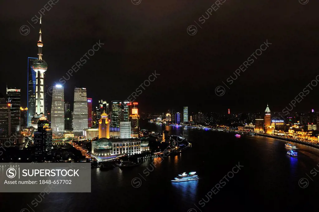 Oriental Pearl Tower, skyline on the Bund promenade, Huangpu River, Shanghai, China, Asia
