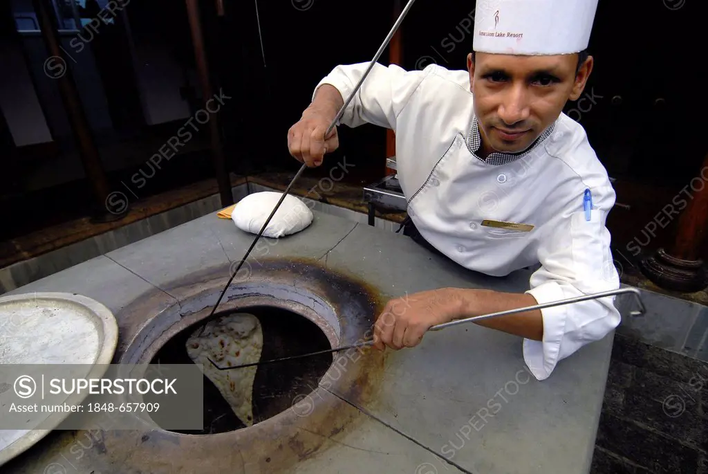 Koch baking Naan Indian bread, Kumarakom Lake Resort, Vembanad Lake, Kerala, South India, India, Asia