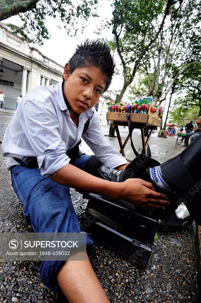 Child labor, shoeshine boy, 13 years old, Parque Central, Guatemala City, Guatemala, Central America