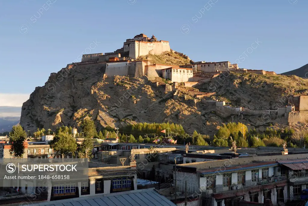 City of Gyantse and fortress Gyantse, Gyangze, Tibet, China, Asia