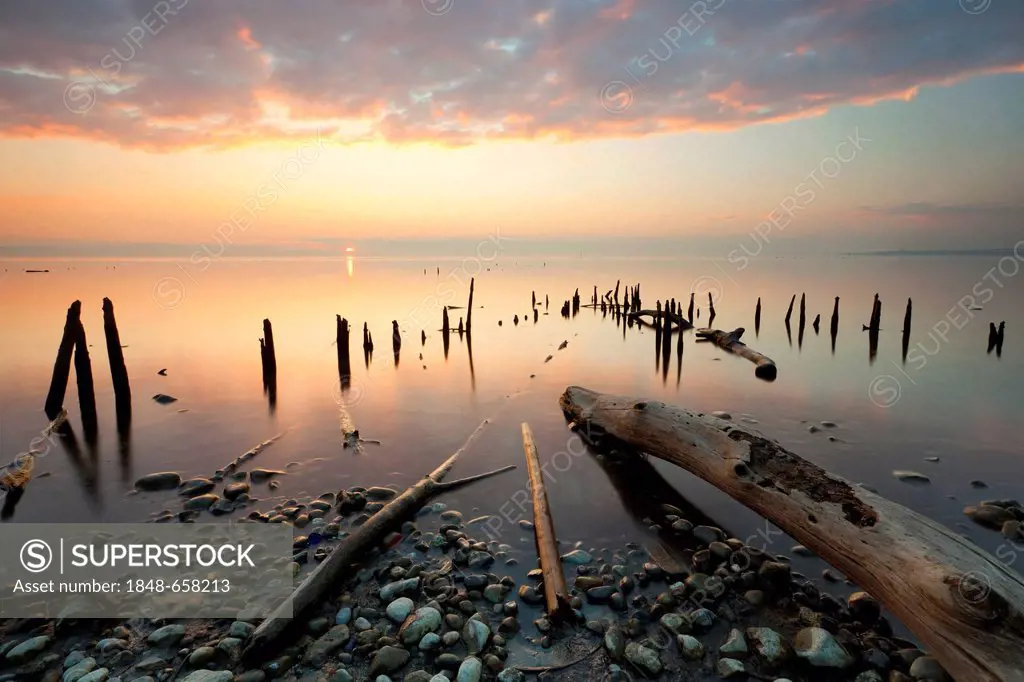 Evening mood at a wharf with ice on Lake Constance near Allensbach, Baden-Wuerttemberg, Germany, Europe