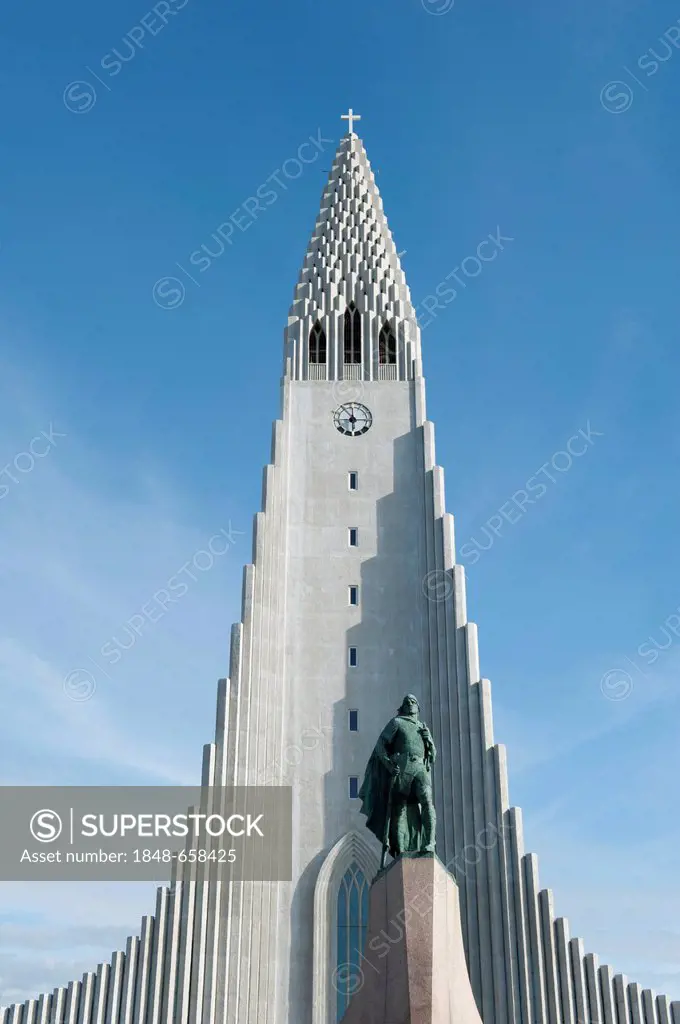 Statue of Leif Ericson, Leifur Eiríksson, in front of the high steeple of the Lutheran Hallgrímskirkja parish church, town centre, Reykjavik, Iceland,...