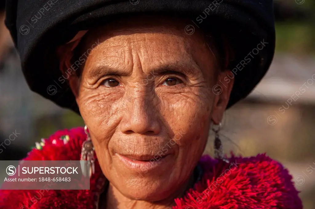 Traditionally dressed older woman from the Yao or Mien hill tribe, ethnic minority, portrait, Northern Thailand, Thailand, Asia