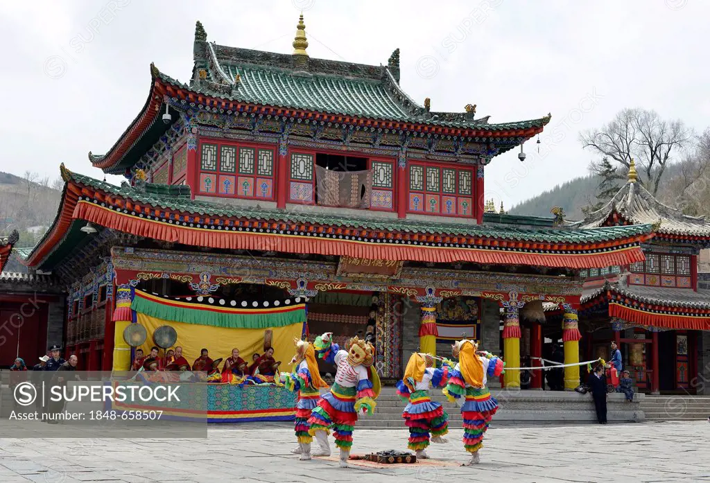 Tibetan Buddhism, Cham dance, religious masked dance, in the great Gelugpa monastery of Kumbum, Ta'er Monastery, Huangzhong, Xinning, Qinghai, formerl...