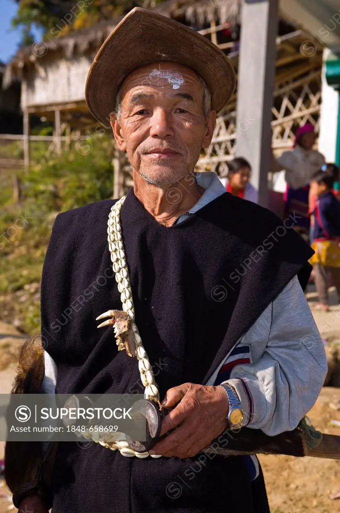 Traditionally dressed man with a machete from the Hillmiri ethnic group near Daporijo, Arunachal Pradesh, North East India, India, Asia