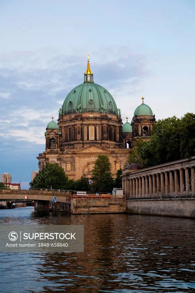 Berliner Dom, Berlin Cathedral, Spree river, Museum Island, at dusk, Mitte district, Berlin, Germany, Europe