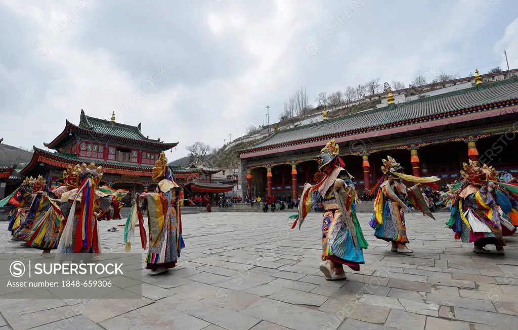 Tibetan Buddhism, Cham dance, religious masked dance, at the great Gelugpa monastery of Kumbum, Ta'er Monastery, Huangzhong, Xinning, Qinghai, formerl...