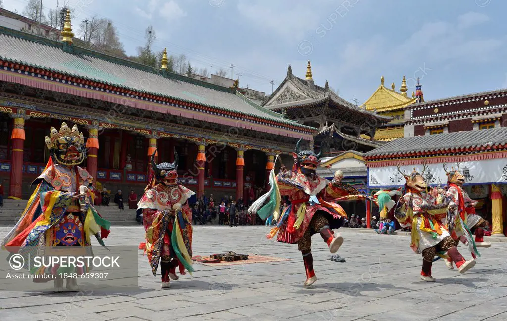 Tibetan Buddhism, Cham dance, religious masked dance, in the great Gelugpa monastery of Kumbum, Ta'er Monastery, Huangzhong, Xinning, Qinghai, formerl...
