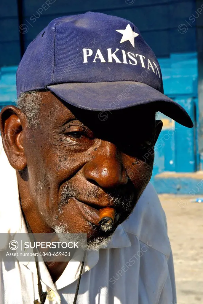 Old man smoking a cigar, Sancto Spirito, Cuba, Caribbean
