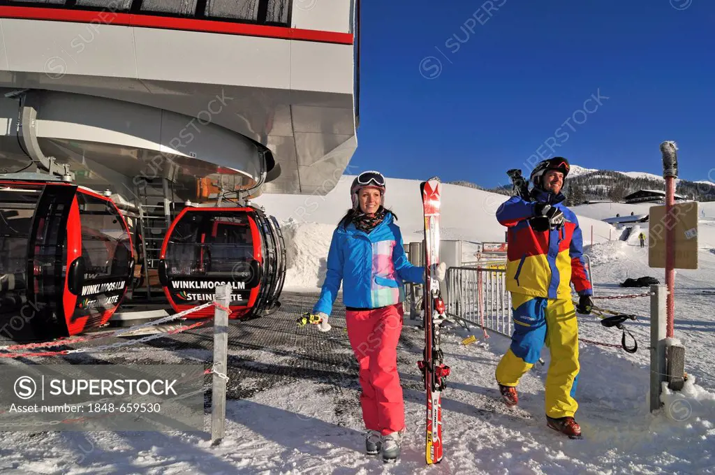 Skiers, gondola lift or cable car, Winklmoos-Alm skiing area, Chiemgau region, Bavaria, Germany, Europe