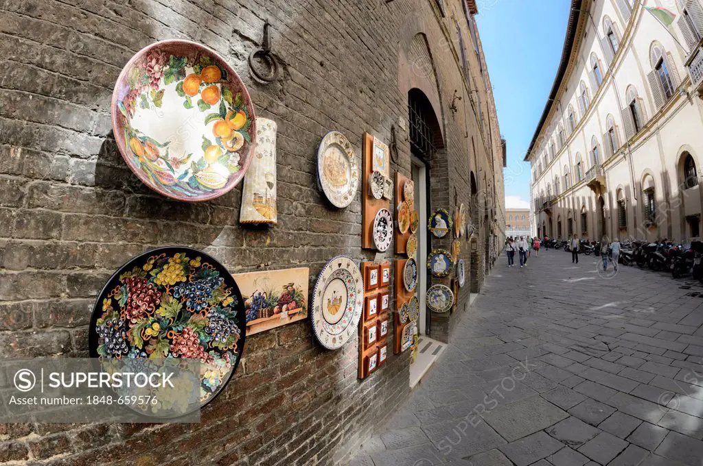Pottery shop in an alleyway in the historic centre of Siena, Tuscany, Italy, Europe