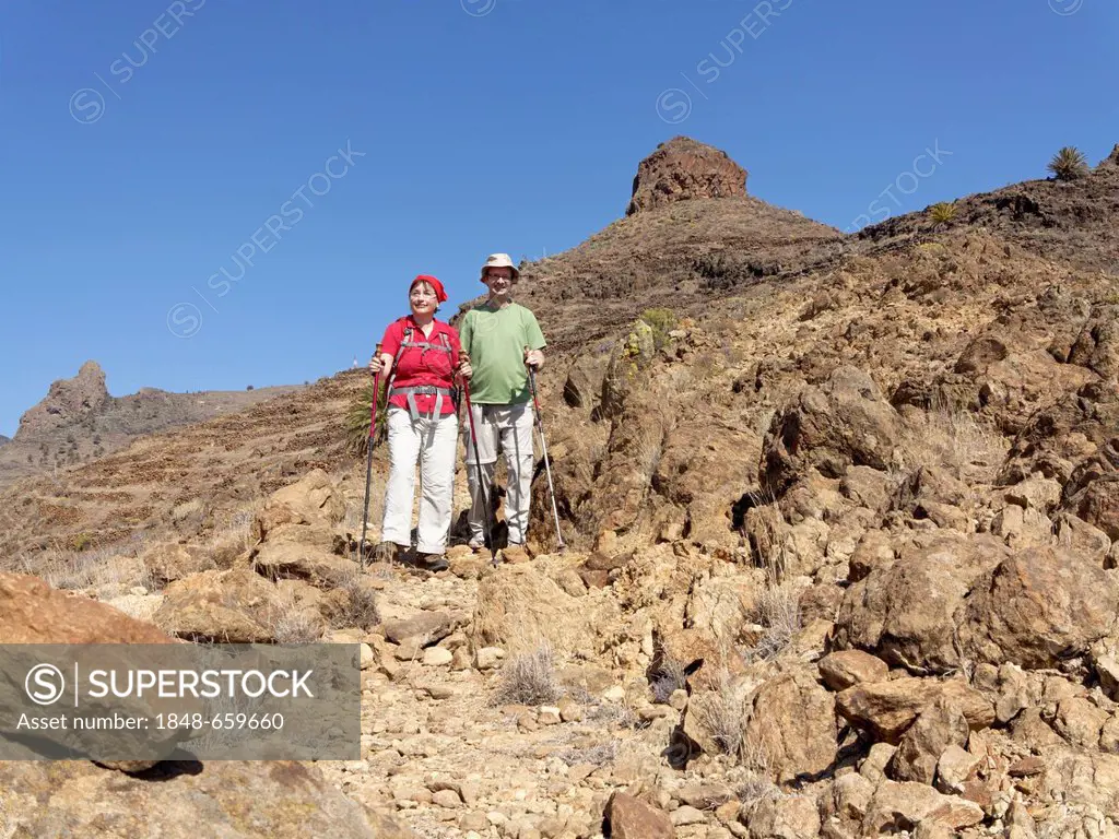 Hikers, Roque del Sombrero near San Sebastian, La Gomera, Canary Islands, Spain, Europe