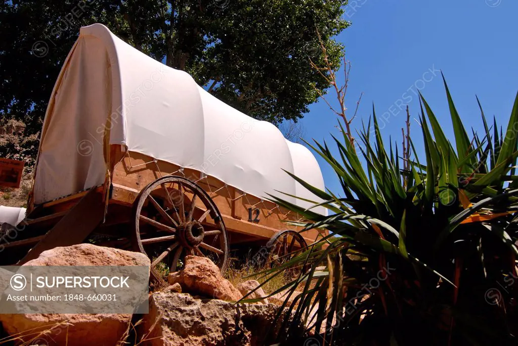 Old covered wagon converted into a hotel room, Arizona, USA, America