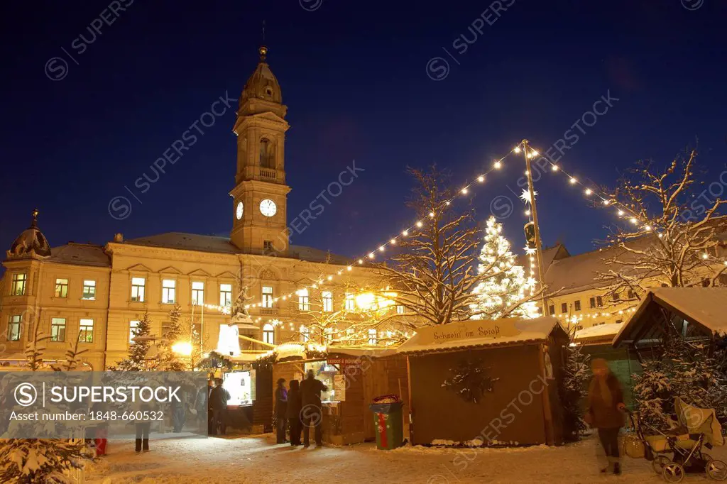 Christmas market with Christmas tree in front of city hall, Grossenhain, Saxony, Germany, Europe