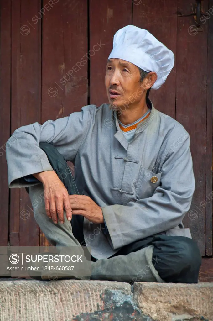 Man with chef's hat in the Wutai Shan monastic site, Mount Wutai, Unesco World Heritage Site, Shanxi, China, Asia