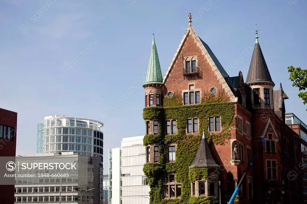 Old warehouse in the Speicherstadt district, modern architecture of the HafenCity district at the back, Free and Hanseatic City of Hamburg, Germany, E...