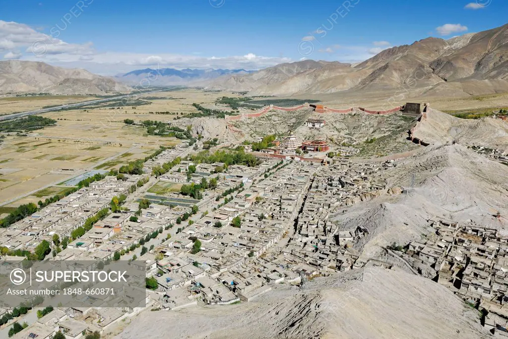 View from Dzong towards the historic town centre and the Paelkhor Monastery Complex, Pelkhor Choede, Gyantse, Tibet, China, Asia
