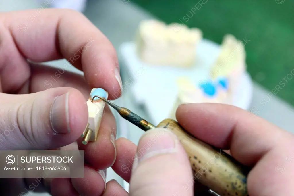 Dental laboratory, manufacture of dental prostheses by a master craftsman, modeling the edge of a crown with precision wax