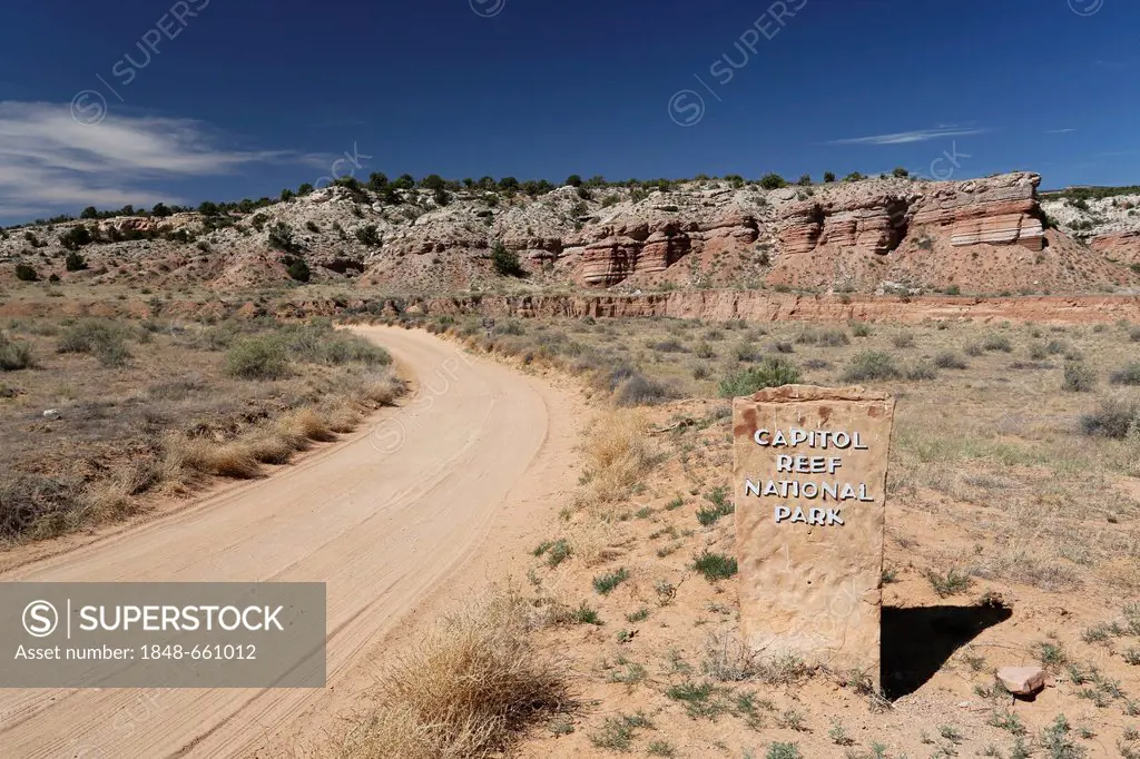 Dirt road, Notom-Bullfrog Road, Capitol Reef National Park, Strike Valley and Waterpocket Fold, Utah, USA