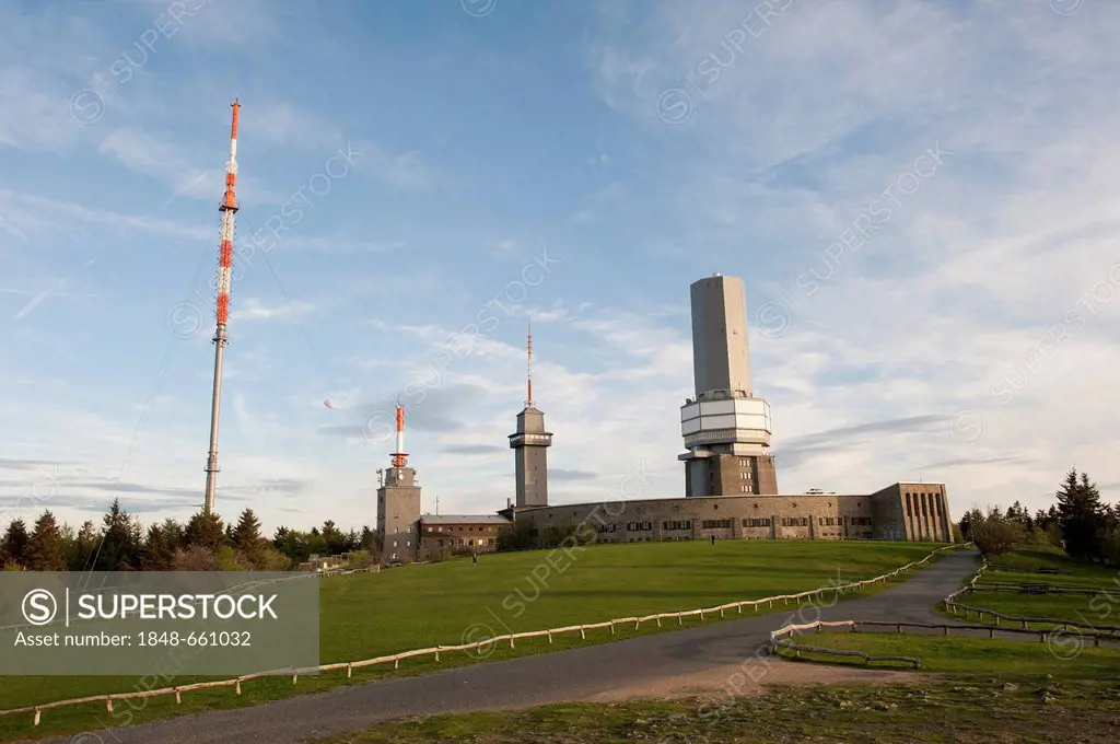 Transmission tower of Hessian Broadcasting, 116.17 metres, left, Mt Grosser Feldberg, Niederreifenberg, Hesse, Germany, Europe