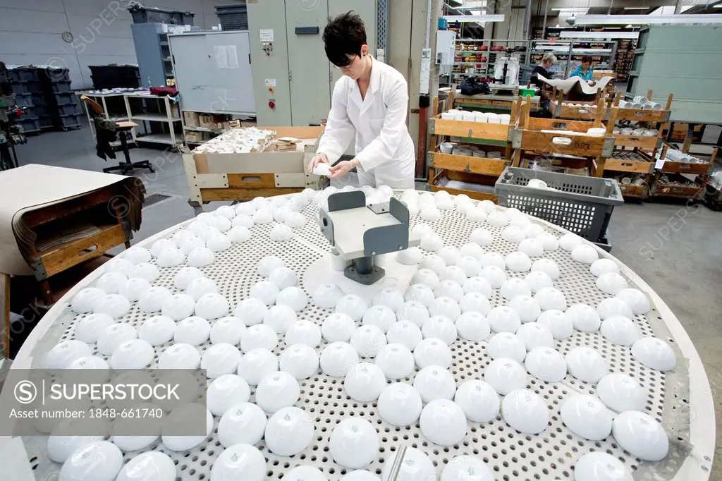 Employee during the final sorting of dessert bowls from Rosenthal in the production of tableware at the porcelain manufacturer Rosenthal GmbH, Speiche...