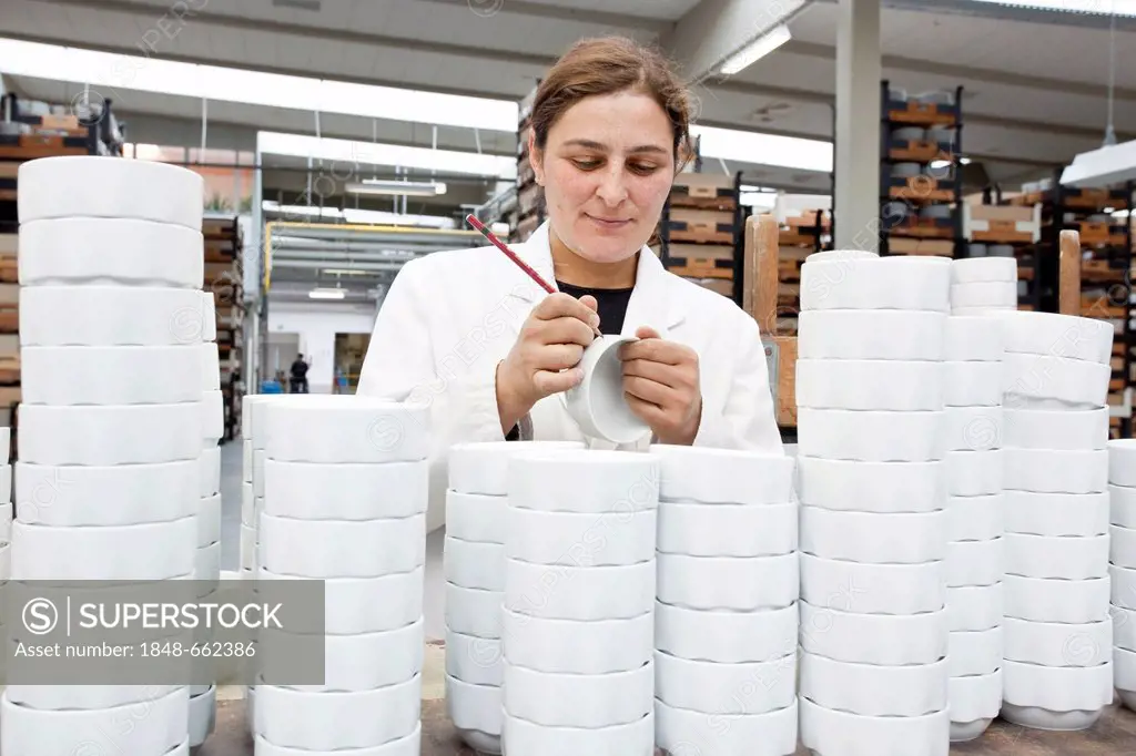 Employee during the final sorting of soup bowls from Rosenthal in the production of tableware at the porcelain manufacturer Rosenthal GmbH, Speichersd...