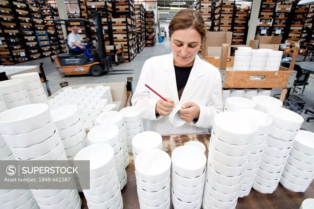 Employee during the final sorting of soup bowls from Rosenthal in the production of tableware at the porcelain manufacturer Rosenthal GmbH, Speichersd...