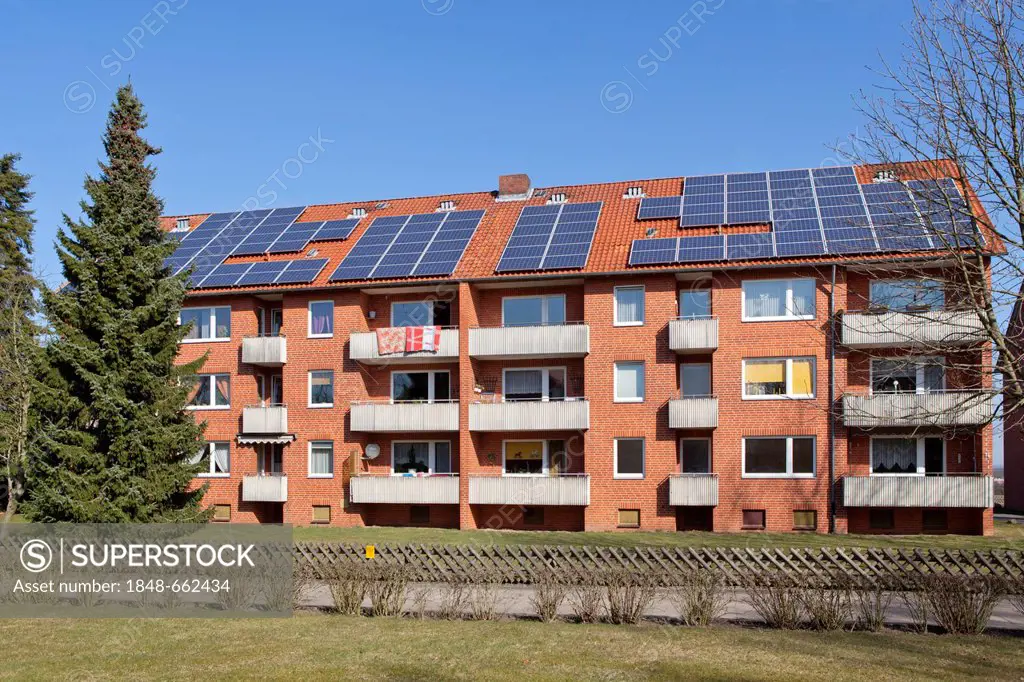 Photo-voltaic system on the roof of a house, Suedergellersen, Lueneburg, Lower Saxony, Germany, Europe